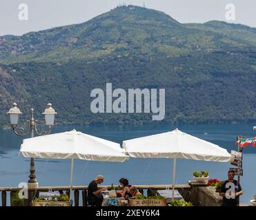 Roma, Italia. 29 giugno 2024. I turisti pranzano sul Lago Albano a Roma, Italia, 29 giugno 2024. Crediti: Li Jing/Xinhua/Alamy Live News Foto Stock