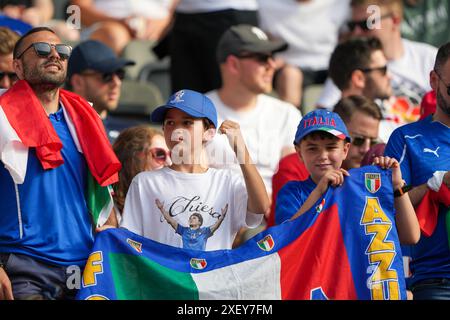 Berlino, Germania. 29 giugno 2024. Tifosi italiani prima della partita Svizzera contro Italia UEFA Euro 2024 turno di 16 all'Olympiastadion di Berlino il 29 giugno 2024. (Foto di: Dimitrije Vasiljevic) credito: Dimitrije Vasiljevic/Alamy Live News Foto Stock