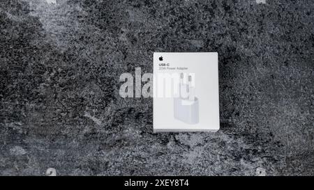 Jurmala, Lettonia 22.06.2024: Scatola bianca dell'adattatore di ricarica originale da 20 W di Apple. Foto Stock