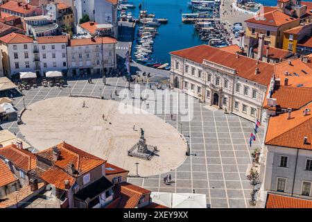 Pirano, Slovenia - 20 luglio 2022 - Vista sopra Piazza Tartini nella località turistica sul Mare Adriatico nella Slovenia sud-occidentale, la regione slovena dell'Istria. Foto Stock