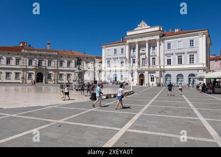 Pirano, Slovenia - 20 luglio 2022 - Piazza Tartini (sloveno: Tartinijev trg) con Palazzo di Corte (Casa del Pretorio) e Palazzo del Municipio, monumenti storici della città Foto Stock