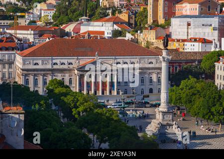 Lisbona, Portogallo - 15 ottobre 2023 - Teatro D. Maria II e colonna di Pietro IV in Piazza Rossio Foto Stock