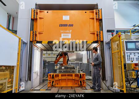 Premere, stampaggio a caldo di cella, Industria Unità, industria automobilistica, Technology Center, Tecnalia Ricerca & Innovazione, Derio, Bizkaia, Paesi Baschi Foto Stock