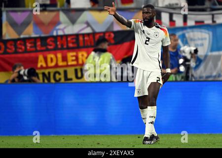 29 giugno 2024, Renania settentrionale-Vestfalia, Dortmund: Calcio, UEFA Euro 2024, Campionato europeo, Germania - Danimarca, turno finale, turno 16, stadio Dortmund, gesti tedeschi Antonio Rüdiger durante la partita. Foto: Federico Gambarini/dpa - NOTA IMPORTANTE: In conformità con le normative della DFL German Football League e della DFB German Football Association, è vietato utilizzare o far utilizzare fotografie scattate nello stadio e/o della partita sotto forma di immagini sequenziali e/o serie di foto video. Foto Stock