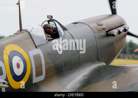 Vickers, Supermarine, Spitfire, IIa, AR213, (P7308) Duxford, Air display,. Foto Stock