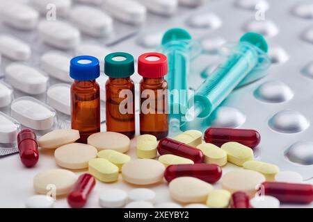 Medicinali farmaceutici, pillole, capsule, fiale e siringa Foto Stock