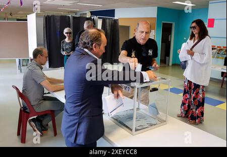 Parigi, Francia. 30 giugno 2024. Un residente lancia il suo voto in una stazione elettorale a Parigi, Francia, il 30 giugno 2024. Il primo turno delle elezioni legislative in Francia prende il via domenica nella Francia metropolitana per gli elettori che eleggono 577 membri dell'Assemblea nazionale su oltre 4.000 candidati. Crediti: Henri Szwarc/Xinhua/Alamy Live News Foto Stock