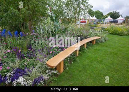 Richmond upon Thames, Londra, Regno Unito. Il più grande spettacolo di fiori al mondo, l'RHS Hampton Court Palace Garden Festival apre il 2-7 luglio 2024. I preparativi finali per gli espositori si svolgono il giorno dell'accumulo. Le attrazioni includono: Feature Gardens: RHS Britain in Bloom 60th Anniversary: Gardening for People and Planet progettato da Jon e James Wheatley racchiude gli ultimi 60 anni di Bloom, dalla sua nascita negli anni '1960, fino ai giorni nostri. Crediti: Malcolm Park/Alamy Live News Foto Stock