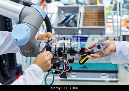 Utilizzo di robotica flessibile nei processi di produzione industriale, robot mobile, unità di produzione avanzata, Technology Centre, Tecnalia Research & Inno Foto Stock