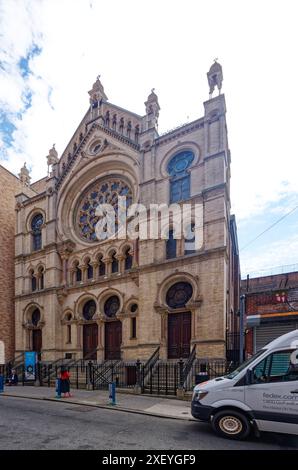 La sinagoga di Eldridge Street, ora museo, è un punto di riferimento e un'attrazione turistica, con elementi di stile moresco, gotico e romanico. Foto Stock