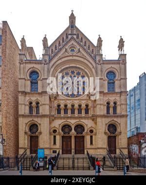 La sinagoga di Eldridge Street, ora museo, è un punto di riferimento e un'attrazione turistica, con elementi di stile moresco, gotico e romanico. Foto Stock