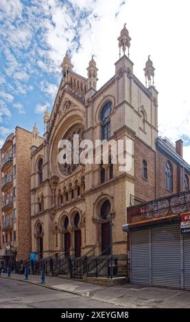 La sinagoga di Eldridge Street, ora museo, è un punto di riferimento e un'attrazione turistica, con elementi di stile moresco, gotico e romanico. Foto Stock