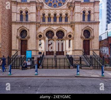 La sinagoga di Eldridge Street, ora museo, è un punto di riferimento e un'attrazione turistica, con elementi di stile moresco, gotico e romanico. Foto Stock