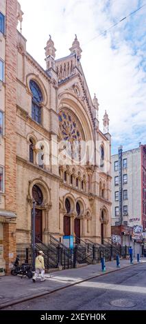 La sinagoga di Eldridge Street, ora museo, è un punto di riferimento e un'attrazione turistica, con elementi di stile moresco, gotico e romanico. Foto Stock