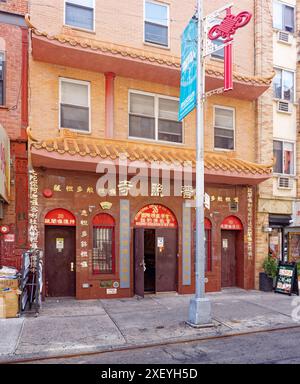 NYC Chinatown: Una volta una stazione dei vigili del fuoco a due piani, 20 Eldridge Street ha guadagnato tre piani e nuovo scopo come tempio buddista. Foto Stock