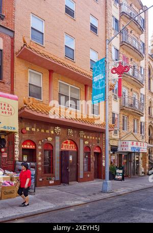 NYC Chinatown: Una volta una stazione dei vigili del fuoco a due piani, 20 Eldridge Street ha guadagnato tre piani e nuovo scopo come tempio buddista. Foto Stock