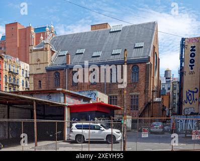 La sinagoga di Eldridge Street, ora museo, è un punto di riferimento e un'attrazione turistica, con elementi di stile moresco, gotico e romanico. Foto Stock