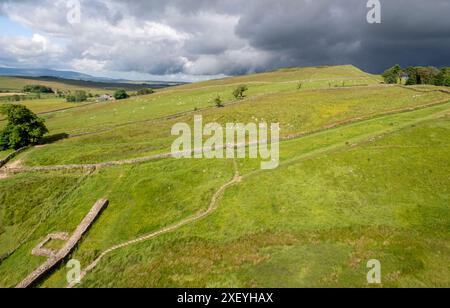 Vista verso ovest lungo il Vallo di Adriano da Steel Rigg, Northumberland, Inghilterra Foto Stock