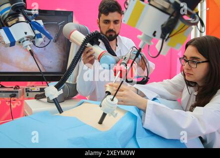 Sviluppo di un robot chirurgico con visione 3D e sensazioni tattili. Questo progetto si è basato sulla consulenza dei chirurghi per la progettazione e la produzione Foto Stock