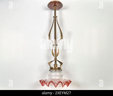 Lampada da soffitto con sospensione in mogano in ottone Art Nouveau degli anni '1900 con un'impressionante paralume in vetro. Foto Stock