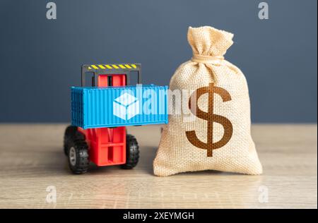 Caricatore portuale con container e borsa per denaro. Importazione o esportazione. Commercio, economia e industria dei trasporti. Tariffe e tasse. Foto Stock