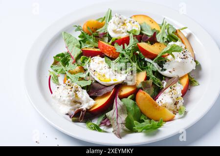 Insalata estiva di burrata e pesche, sfondo bianco. Ricetta italiana. Foto Stock