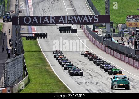 Spielberg, Austria. 30 giugno 2024. L'inizio della gara. 30.06.2024. Formula 1 World Championship, Rd 11, Austrian Grand Prix, Spielberg, Austria, giorno della gara. Il credito fotografico dovrebbe essere: XPB/Alamy Live News. Foto Stock