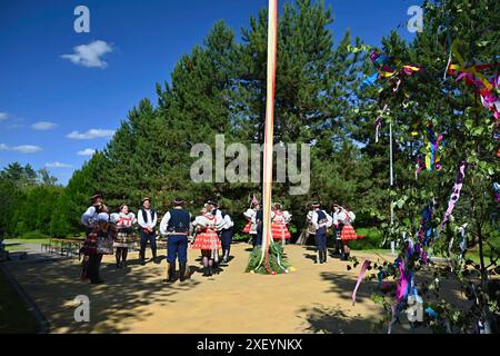 Brno - Bystrc, Repubblica Ceca, 22 giugno 2024. Feste tradizionali della festa della festa nella Repubblica Ceca. Festival del cibo e delle bevande. Ragazze Foto Stock