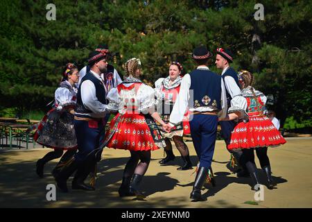 Brno - Bystrc, Repubblica Ceca, 22 giugno 2024. Feste tradizionali della festa della festa nella Repubblica Ceca. Festival del cibo e delle bevande. Ragazze Foto Stock