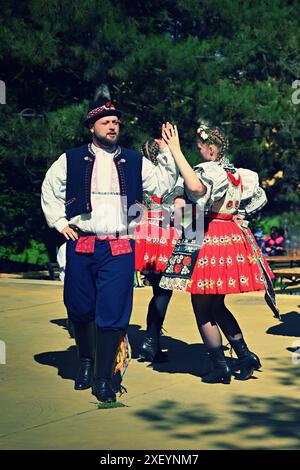 Brno - Bystrc, Repubblica Ceca, 22 giugno 2024. Feste tradizionali della festa della festa nella Repubblica Ceca. Festival del cibo e delle bevande. Ragazze Foto Stock