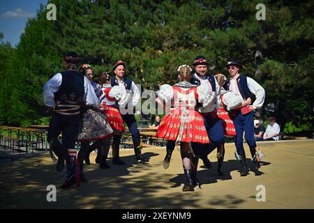 Brno - Bystrc, Repubblica Ceca, 22 giugno 2024. Feste tradizionali della festa della festa nella Repubblica Ceca. Festival del cibo e delle bevande. Ragazze Foto Stock