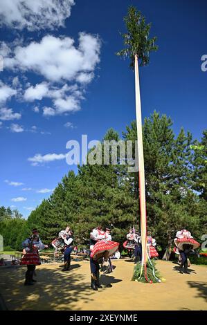 Brno - Bystrc, Repubblica Ceca, 22 giugno 2024. Feste tradizionali della festa della festa nella Repubblica Ceca. Festival del cibo e delle bevande. Ragazze Foto Stock