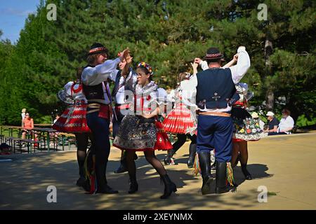 Brno - Bystrc, Repubblica Ceca, 22 giugno 2024. Festa tradizionale ceca. Tradizionale danza popolare e intrattenimento. Ragazze e ragazzi in costume che ballano Foto Stock