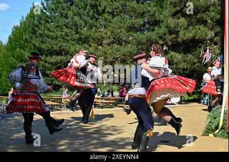 Brno - Bystrc, Repubblica Ceca, 22 giugno 2024. Festa tradizionale ceca. Tradizionale danza popolare e intrattenimento. Ragazze e ragazzi in costume che ballano Foto Stock