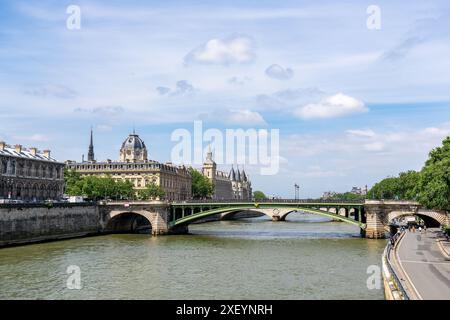 Palazzo commerciale e Conciergerie, lungo la Senna a Parigi, Francia Foto Stock