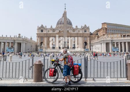 Roma, Italia. 29 giugno 2024. Motociclista in Piazza San Pietro a Roma (foto di Matteo Nardone/Pacific Press) credito: Pacific Press Media Production Corp./Alamy Live News Foto Stock