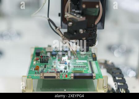 Macchina di assemblaggio automatizzata per schede a circuito stampato (PCB) in azione, dimostrando la sua precisione ed efficienza nel processo di produzione Foto Stock