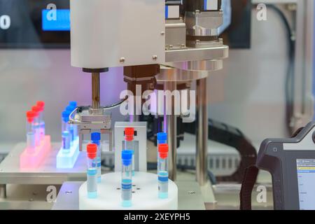 sistema automatizzato progettato per la manipolazione di provette in laboratorio, che illustra l'integrazione della robotica nella ricerca scientifica e medica. Foto Stock