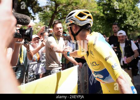 Cesenatico, Italia. 30 giugno 2024. Romain Bardet (DSM Firmenich PostNL) con Tom Dumoulin all'inizio della seconda tappa del Tour de France da Cesenatico a Bologna presso Viale Milano - Sport, Ciclismo - Cesenatico, Italia - domenica 30 giugno 2024 (foto di massimo Paolone/LaPresse) crediti: LaPresse/Alamy Live News Foto Stock