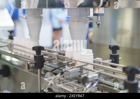 parte fondamentale delle linee di produzione automatizzate in vari settori riempimento costante delle bottiglie Foto Stock