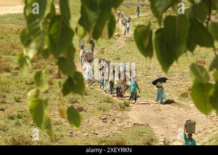 I milkmen in lunghe code vengono da fuori città martedì. La foto è stata scattata da Mohammadpur, Dacca, Bangladesh. 26 marzo 2007 Foto Stock