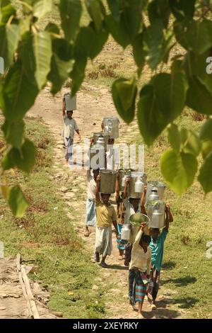 I milkmen in lunghe code vengono da fuori città martedì. La foto è stata scattata da Mohammadpur, Dacca, Bangladesh. 26 marzo 2007 Foto Stock