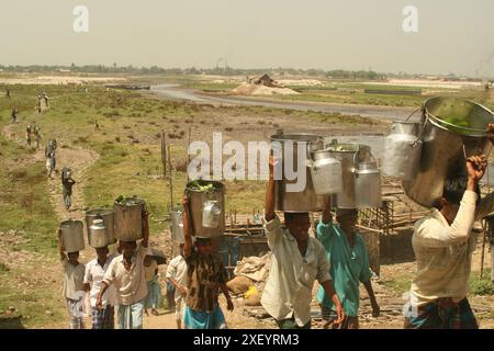 I milkmen in lunghe code vengono da fuori città martedì. La foto è stata scattata da Mohammadpur, Dacca, Bangladesh. 26 marzo 2007 Foto Stock