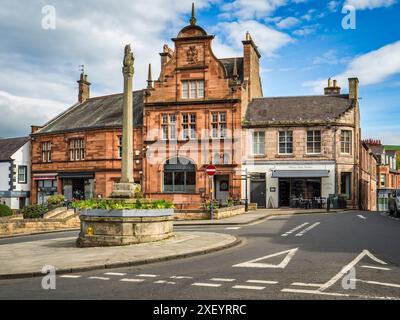 9 maggio 2024: Melrose, Scottish Borders, Scotland, UK - Market Square, con Mercat Cross sormontata da un unicorno, l'animale nazionale della Scozia. Foto Stock