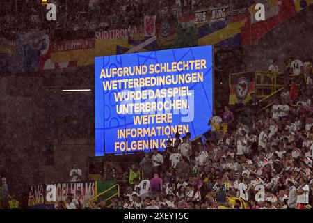 Dortmund, Germania. 29 giugno 2024. Calcio: Campionato europeo, Germania - Danimarca, finale, round di 16, stadio durante una pausa in gioco a causa del maltempo. Credito: Federico Gambarini/dpa - NOTA IMPORTANTE: in conformità con i regolamenti della DFL German Football League e della DFB German Football Association, è vietato utilizzare o far utilizzare fotografie scattate nello stadio e/o della partita sotto forma di immagini sequenziali e/o serie di foto video./dpa/Alamy Live News Foto Stock