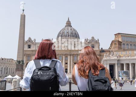 Roma, Italia. 29 giugno 2024. Turisti in Piazza San Pietro a Roma (immagine di credito: © Matteo Nardone/Pacific Press via ZUMA Press Wire) SOLO USO EDITORIALE! Non per USO commerciale! Foto Stock