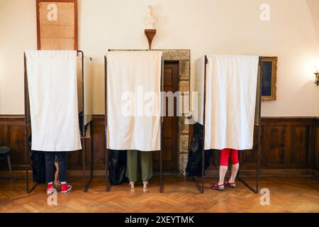 Briancon, Francia. 30 giugno 2024. Le persone preparano le schede nelle cabine elettorali, Francia, Hautes-Alpes, Briancon, giugno 30, 2024. il voto francese per il primo turno delle elezioni legislative anticipate. Foto di Thibaut Durand/ABACAPRESS. COM credito: Abaca Press/Alamy Live News Foto Stock