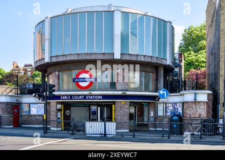 Entrata della stazione di Earl's Court Warwick Road, Royal Borough of Kensington & Chelsea, Londra Foto Stock