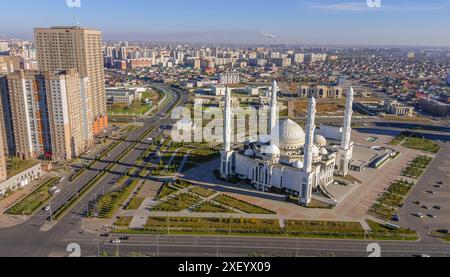 La foto aerea della Moschea Hazrat Sultan in Piazza indipendenza di Astana, la Repubblica del Kazahkstan, con il panorama della città. Foto Stock