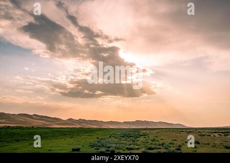 Tramonto nel deserto del Gobi. Qui la steppa confina direttamente con le dune cantanti di Khongoryn Els Foto Stock